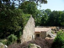 Au premier plan la maison du meunier, future Maison de la Châtaigne