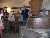 Gérard Bluchet expliquant les différentes étapes de la transformation des châtaignes en farine Gérard Bluchet expliquant les différentes étapes de la transformation des châtaignes en farine